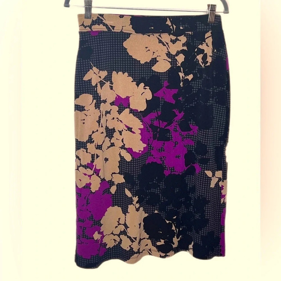 Jaclyn Smith Slim And Smooth Skirt. Size M/M. Built in slip and spandex shorts - Picture 1 of 3